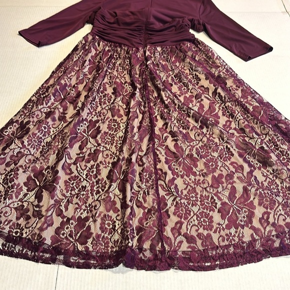 NWT Sangria burgundy vneck dress lace bottom taupe background zipper back 3/4 - Picture 9 of 10